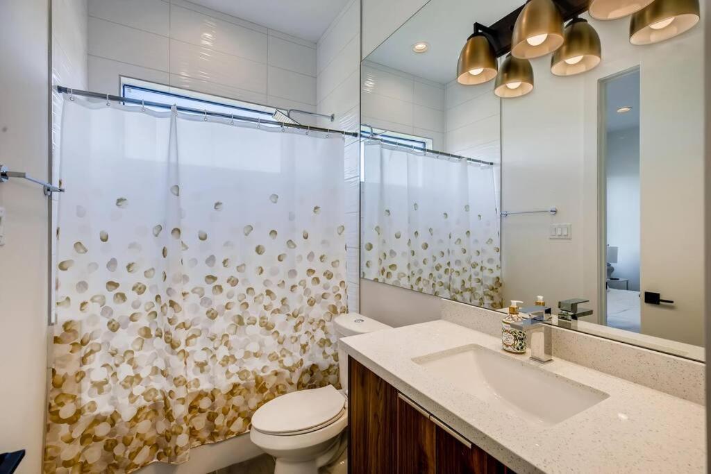 4 Story Home Mins To Downtown Houston With City Views Esterno foto