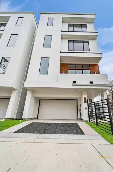 4 Story Home Mins To Downtown Houston With City Views Esterno foto