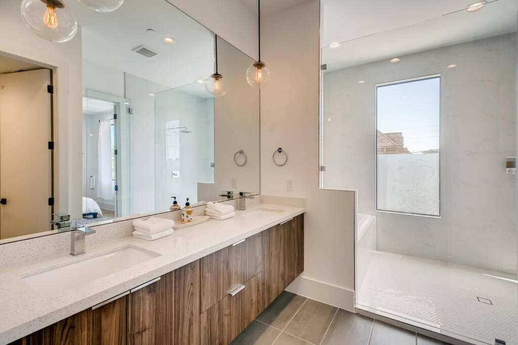 4 Story Home Mins To Downtown Houston With City Views Esterno foto
