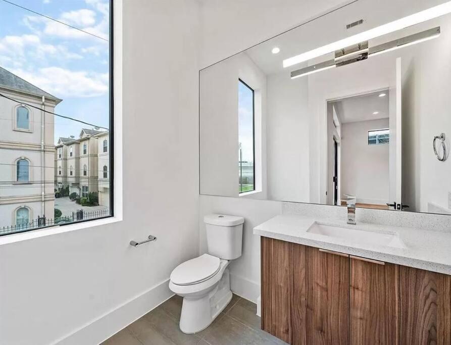 4 Story Home Mins To Downtown Houston With City Views Esterno foto