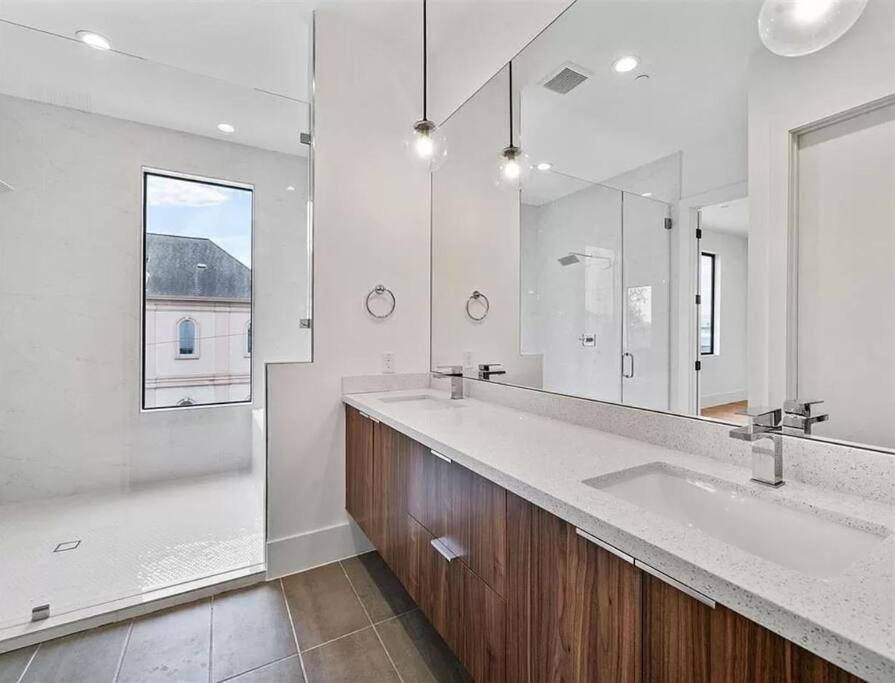 4 Story Home Mins To Downtown Houston With City Views Esterno foto